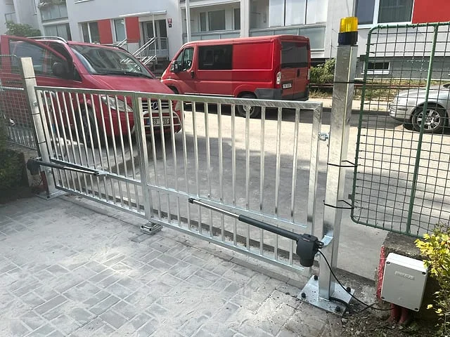 Nová automatická brána nainstalovaná na dvůr před bytovým domem.