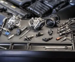 Sada dílů klimatizace pro automobil s nástroji.