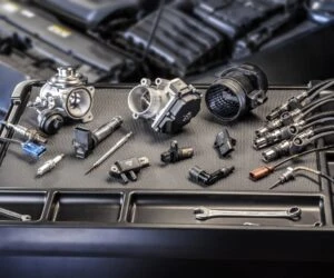 Sada teplotních čidel a diagnostických nástrojů pro motorové vozy.