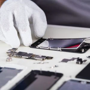 Ručník s rukavicemi pro ochranu před statickou elektřinou při opravě elektroniky.