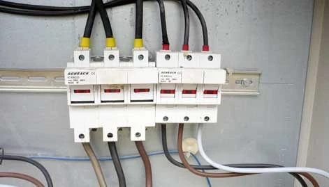 Připojení elektrických vodičů k jističi na din liště