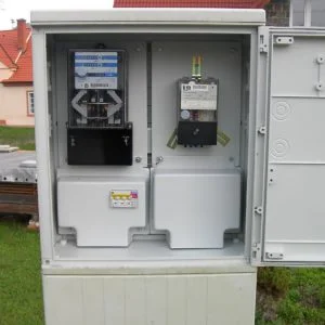 Bílá skříň s pojistkou pro připojení elektřiny do domovního rozvodu.