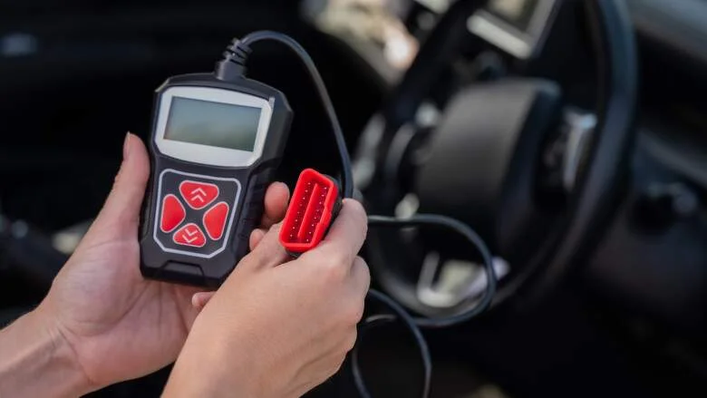 Ruční diagnostický skener pro kontrolku motoru v autě.