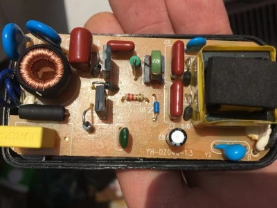Fotografie elektronické desky s tranzistory a dalšími součástkami.