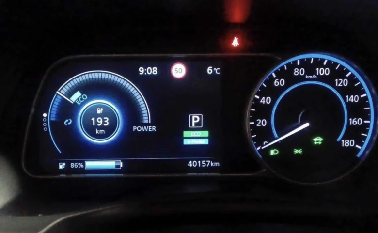 Digitální přístrojová deska elektromobilu ukazující stav baterie.