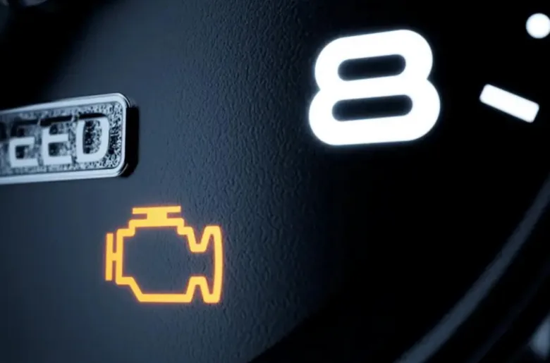 Rozsvícená kontrolka motoru na digitálním přístrojovém panelu automobilu.