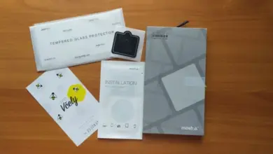 Sada ochranného skla pro telefon s příslušenstvím na dřevěném povrchu.