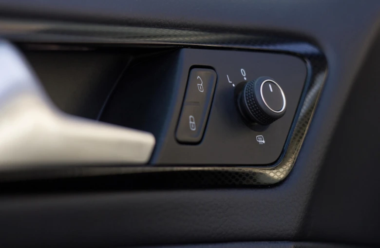 Tlačítko pro vyhřívání bočních zrcátek v automobilu.