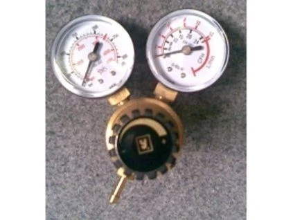 Fotografie redukčního ventilu s manometry pro regulaci tlaku.