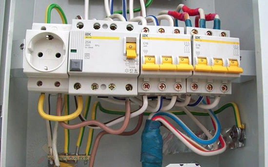 Elektrický rozvaděč s jističi, proudovými chrániči a zapojeným zásuvkovým modulem.