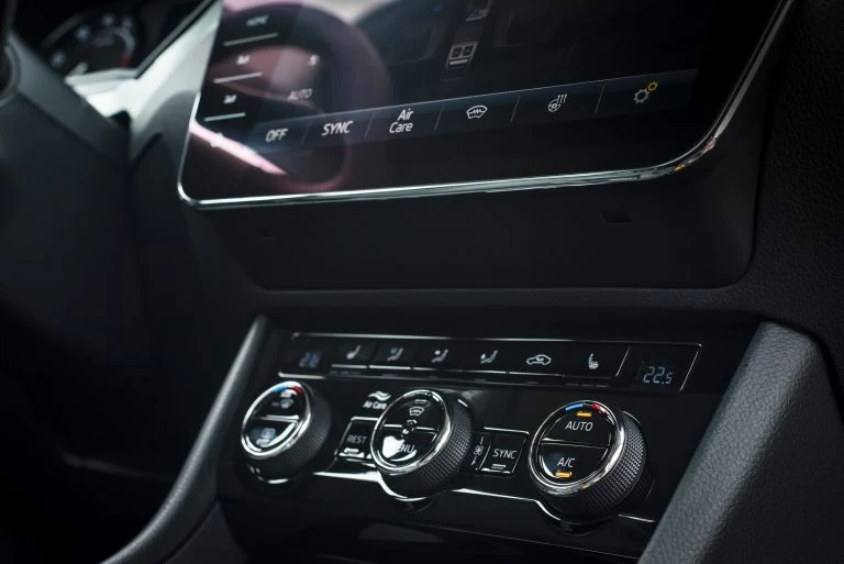Pohled na ovládací panel klimatizace a topení v automobilu.