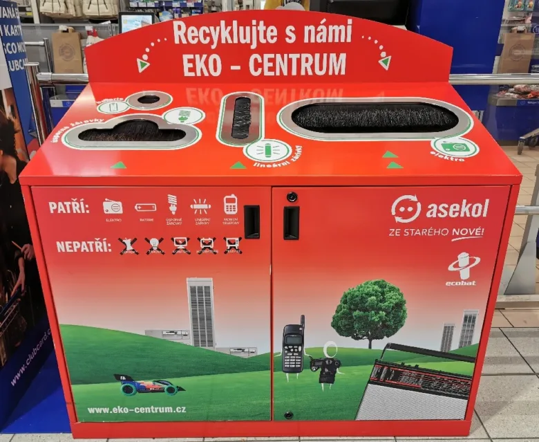 Červený kontejner na recyklaci zářivek a elektroniky v obchodě