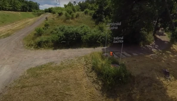 Znak artézské studny u cesty v přírodě