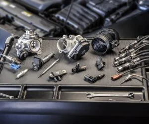 Nástroje a díly pro opravu chladicího systému automobilu.
