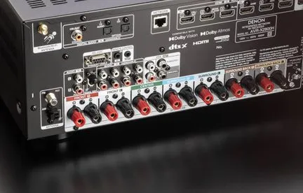 Zadní panely přijímače s porty pro připojení televizoru a dalších zařízení.