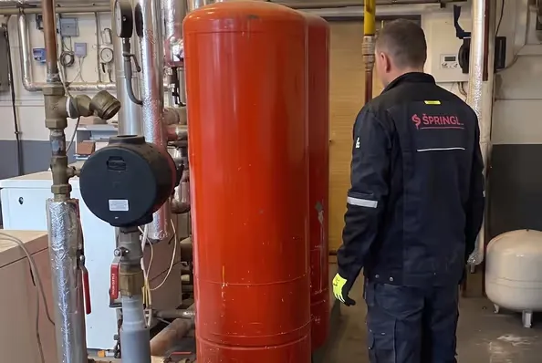 Technik inspektoval potrubí v bytovém domě.