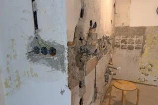 Výměna elektroinstalace v panelovém domě s novými trubicemi.