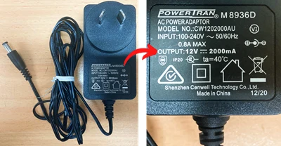 Značka napájecího adaptéru s výstupem 12V a proudem 200mA pro výpočet výkonu.