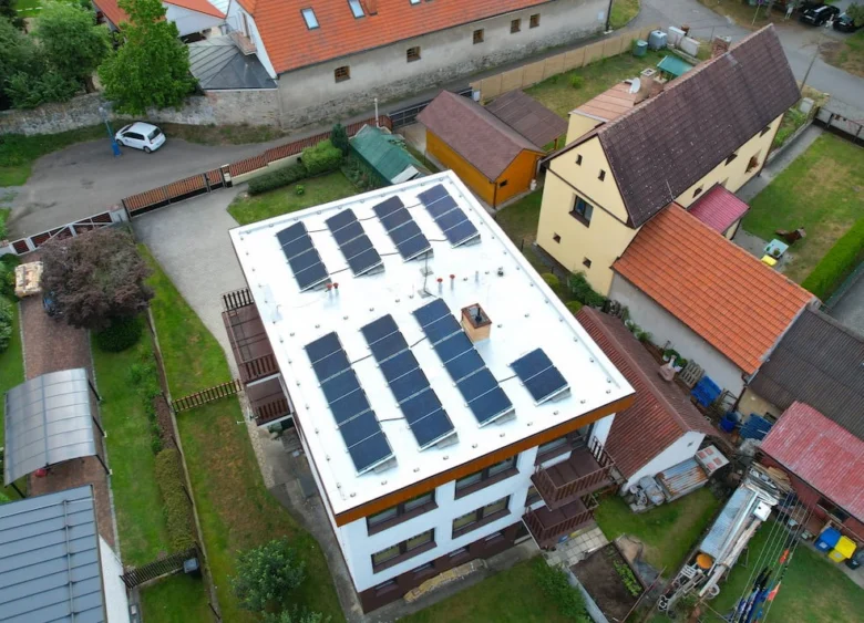 Dům s fotovoltaickými panely na střeše v české vesnici