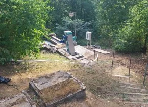 Venkovní čistírna odpadních vod s potrubím v přírodě.