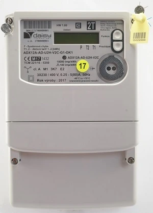 Bílý elektroměr s displejem pro odečítání stavu.