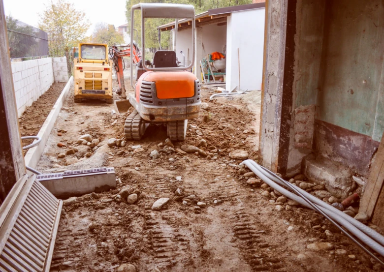 Brouk na staveništi při instalaci kanalizace s výkopem