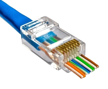 Transparent konektor RJ45 s odhalenými barevně označenými páry vodičů.