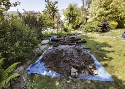 Filtrační materiál pro studni položený na plachtě v zahradě.