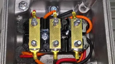 Vnitřní zapojení elektromotoru s třemi fázovými svorkami a propojením vodičů.