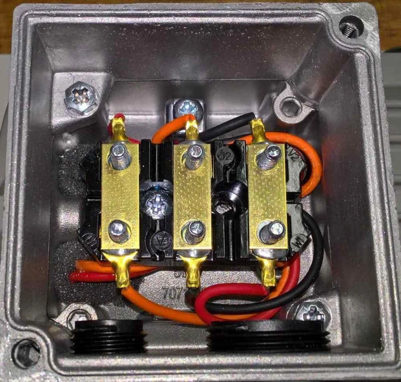Vnitřní zapojení elektromotoru s třemi fázovými svorkami a propojením vodičů.