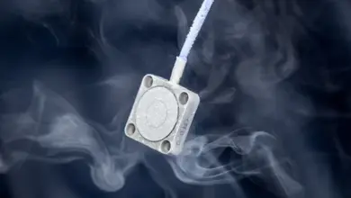 Kapacitní senzor s výparnou vrstvou na tmavém pozadí.