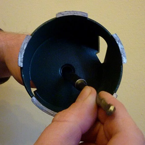 Ruční instalace elektrické zásuvkové krabice pomocí speciálního nástroje.