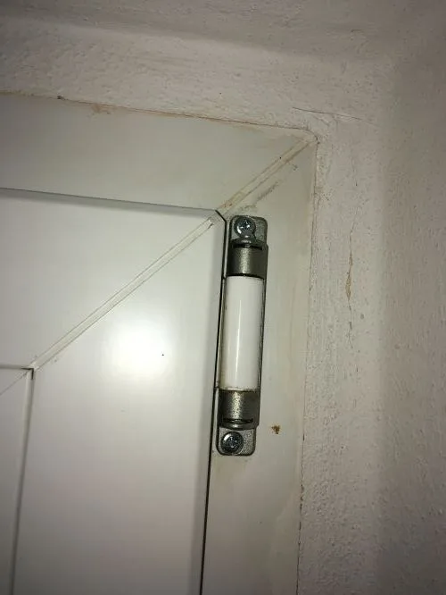 Přiblížení na kovový plastový kování balkonových dveří.