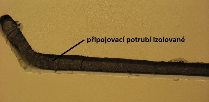 Izolované připojovací potrubí pro vnitřní kanalizaci.