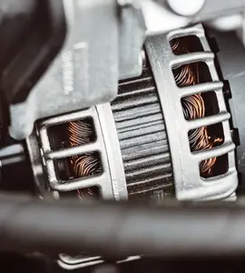 Detail elektromotoru s měděnými cívkami vnitřního stroje.