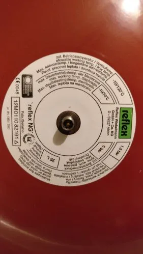 Pojistný ventil na topném systému s technickými údaji v češtině.