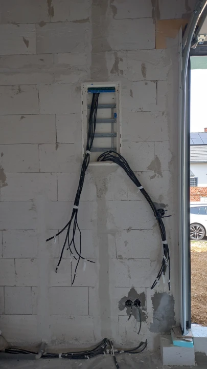 Elektrické kabely v průběhu instalace ve zdi během stavebních prací.