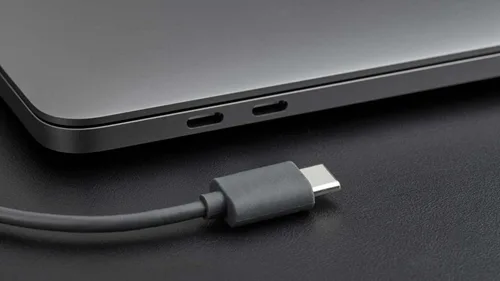 USB Typu C kabel připojený k portu notebooku.