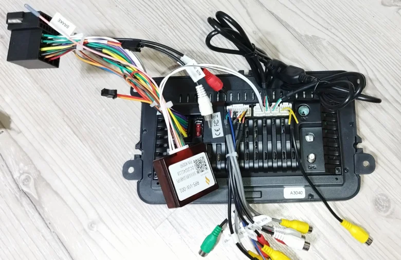 Připojení autorádia s kabely a konektory pro instalaci vlastníma rukama.