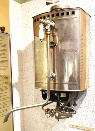 Wall-mounted water heater