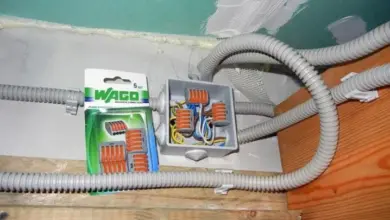 Instalace kabelů do sádrokartonu pomocí trubek a spojovacích krabic.