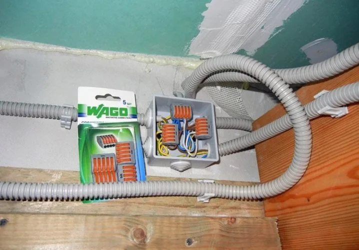 Instalace kabelů do sádrokartonu pomocí trubek a spojovacích krabic.