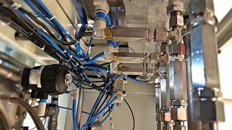 Pneumatika a hydraulická potrubí s ventily v průmyslovém zařízení