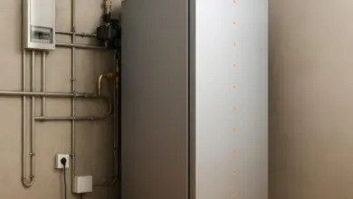 Moderní plynový kotel s přípojkami na stěnu v technické místnosti.