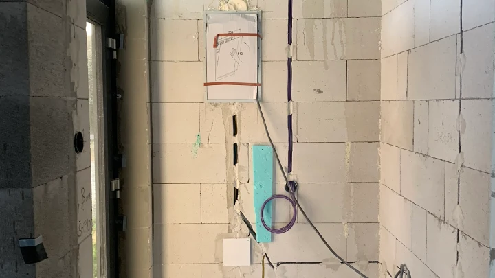 Návrh elektrického rozvodu na stěně během rekonstrukce domu