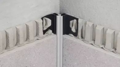 Detail rohové lišty v koupelně s dekorativním omítkovým prvkem.