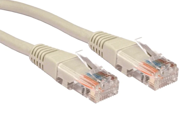 Fialová síťový kabel s dvěma konektory RJ45 na bílém pozadí.