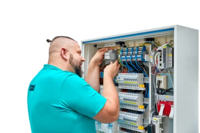 Elektrikář opravuje rozvaděč s jiskřištěm.