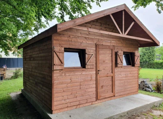Dřevěný domek na trávníku bez viditelného elektrického kabelu.