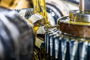 Zlatavá chladicí kapalina v topném systému automobilu.